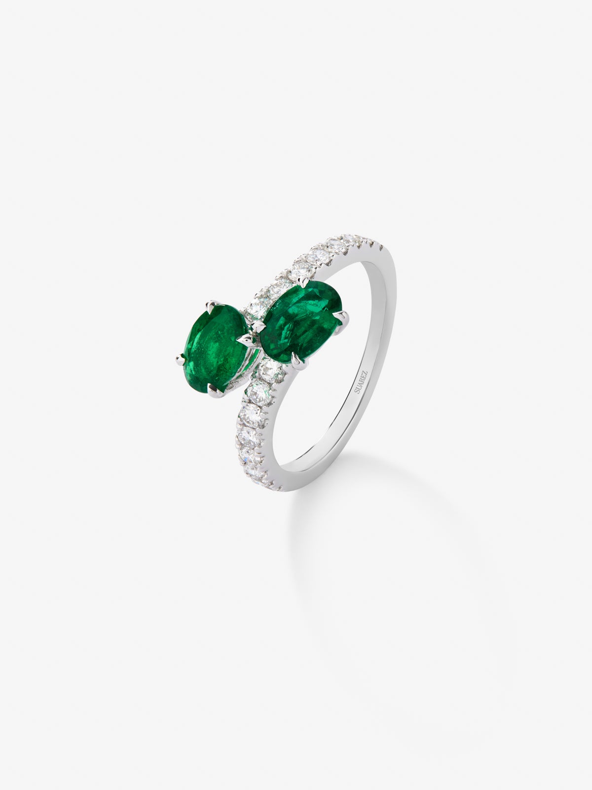 Anillo tú y yo de oro blanco de 18K con 2 esmeraldas verdes en talla oval con un total de 1,46 cts y 16 diamantes en talla brillante con un total de 0,45 cts