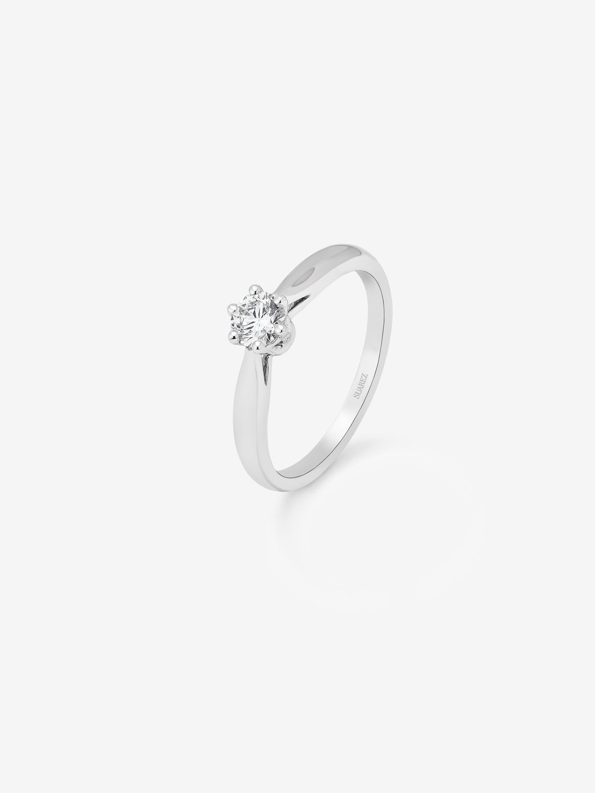 Anillo tipo solitario de oro blanco de 18K con diamante blanco en talla brillante de 0,2 cts