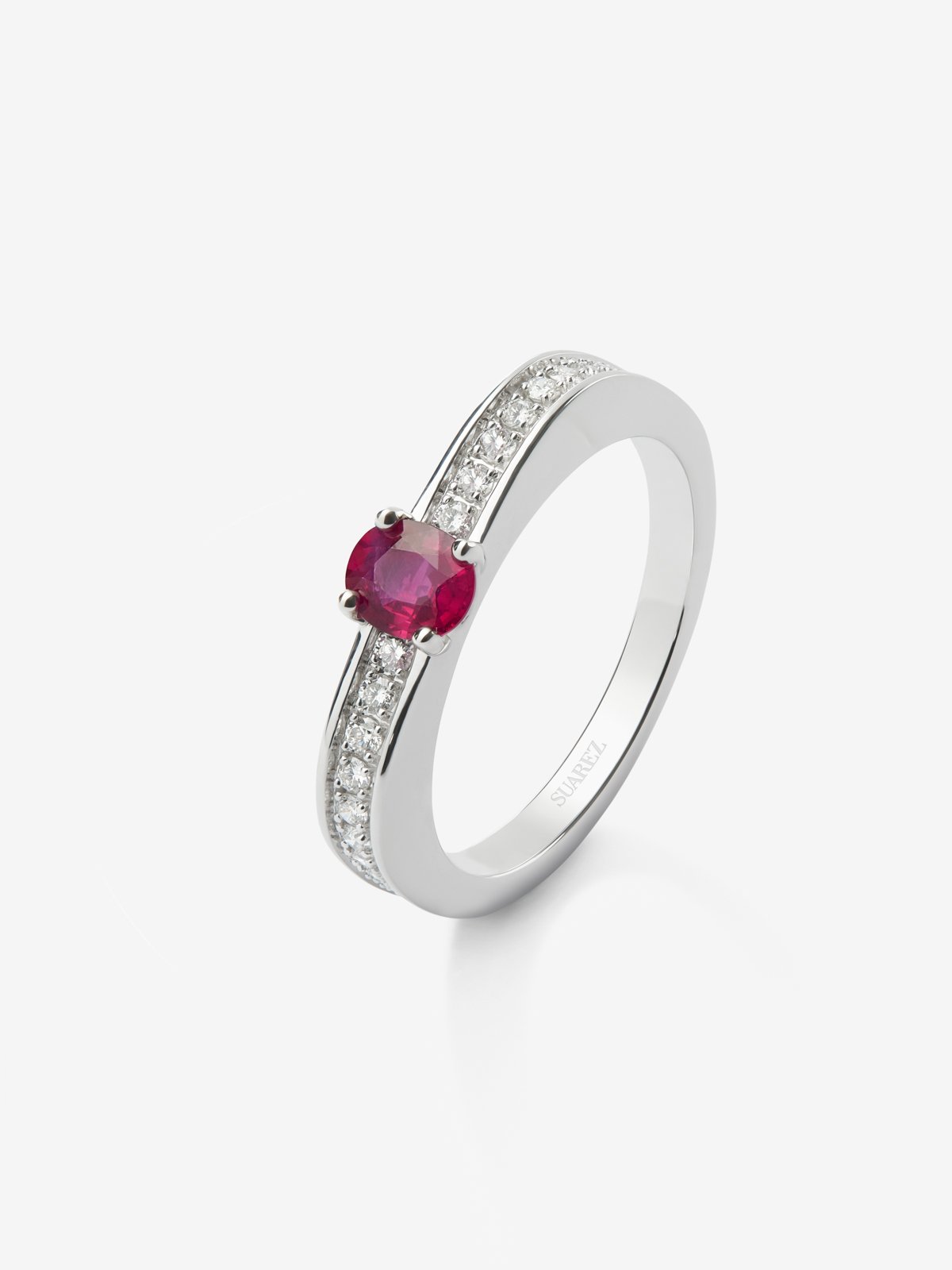 18K white gold ring with oval-cut red ruby ​​of 0.42 cts and 22 brilliant-cut diamonds with a total of 0.16 cts