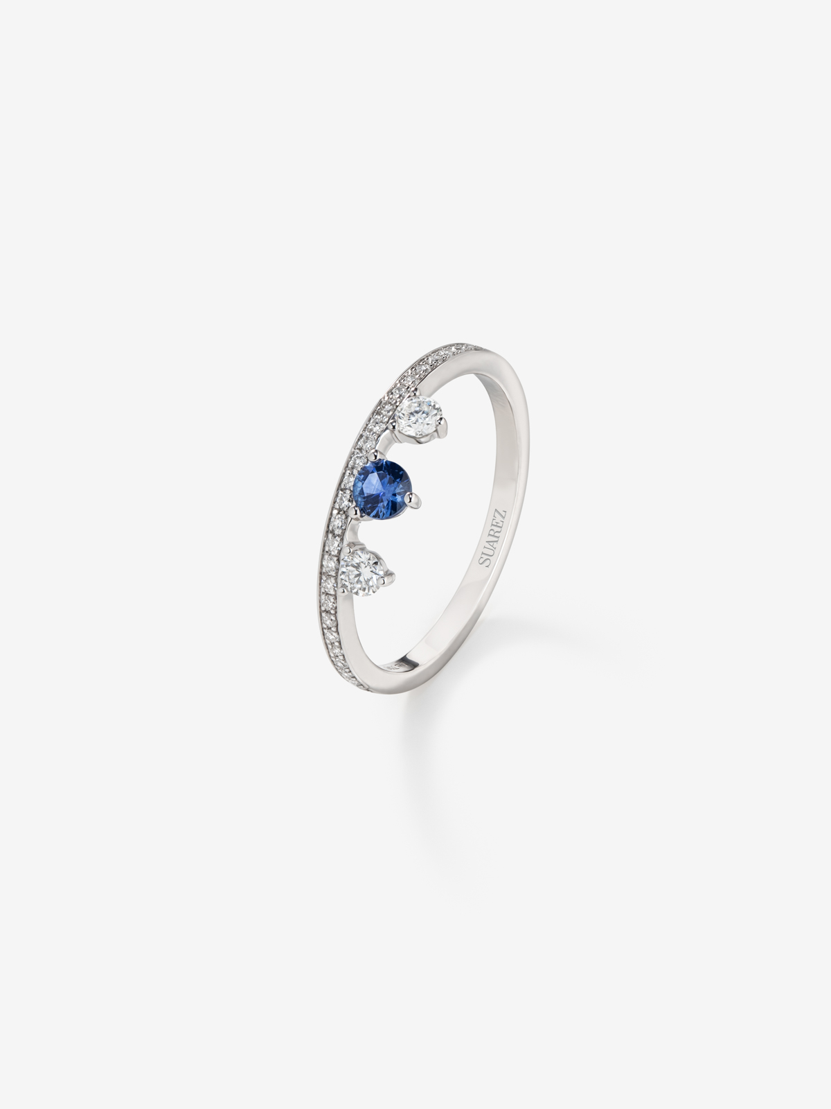 18K white gold ring with sapphire and diamonds