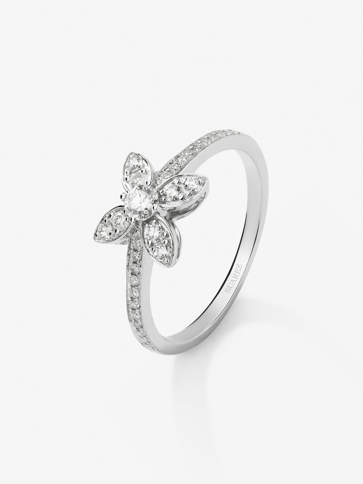 18K white gold ring with 45 brilliant-cut diamonds with a total of 1.05 cts