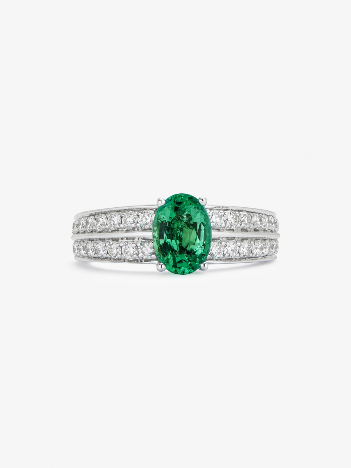Anillo de oro blanco de 18K con esmeralda en talla oval de 1,188 cts y 32 diamantes en talla brillante con un total de 0,62 cts