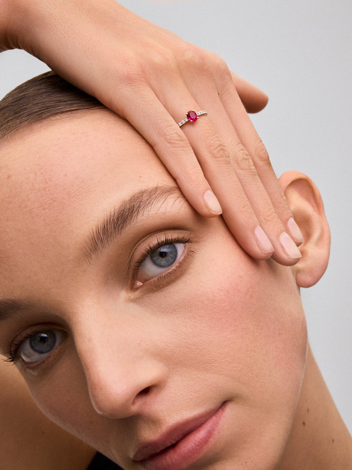 18K white gold ring with oval-cut red ruby ​​of 0.63 cts and 16 brilliant-cut diamonds with a total of 0.22 cts
