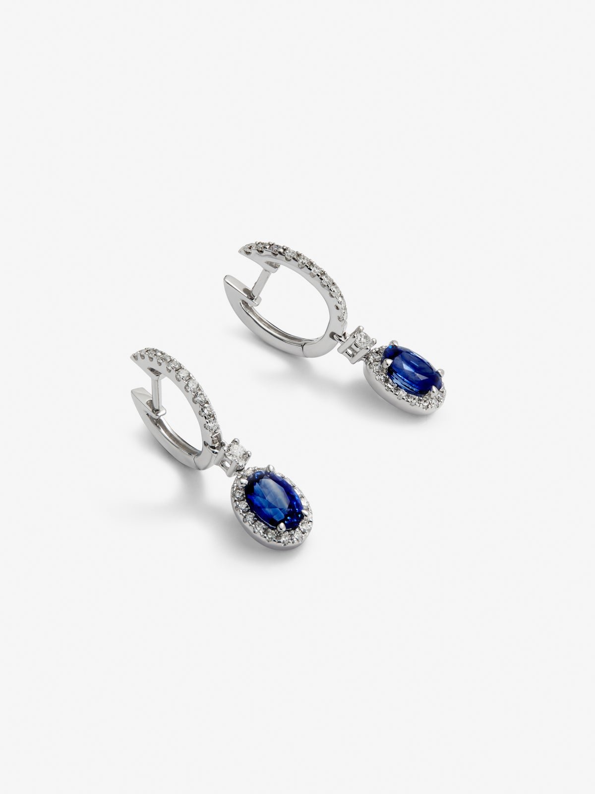 Pendientes de oro blanco de 18K con 2 zafiros azules en talla oval con un total de 0,69 cts y 36 diamantes en talla brillante con un total de 0,13 cts