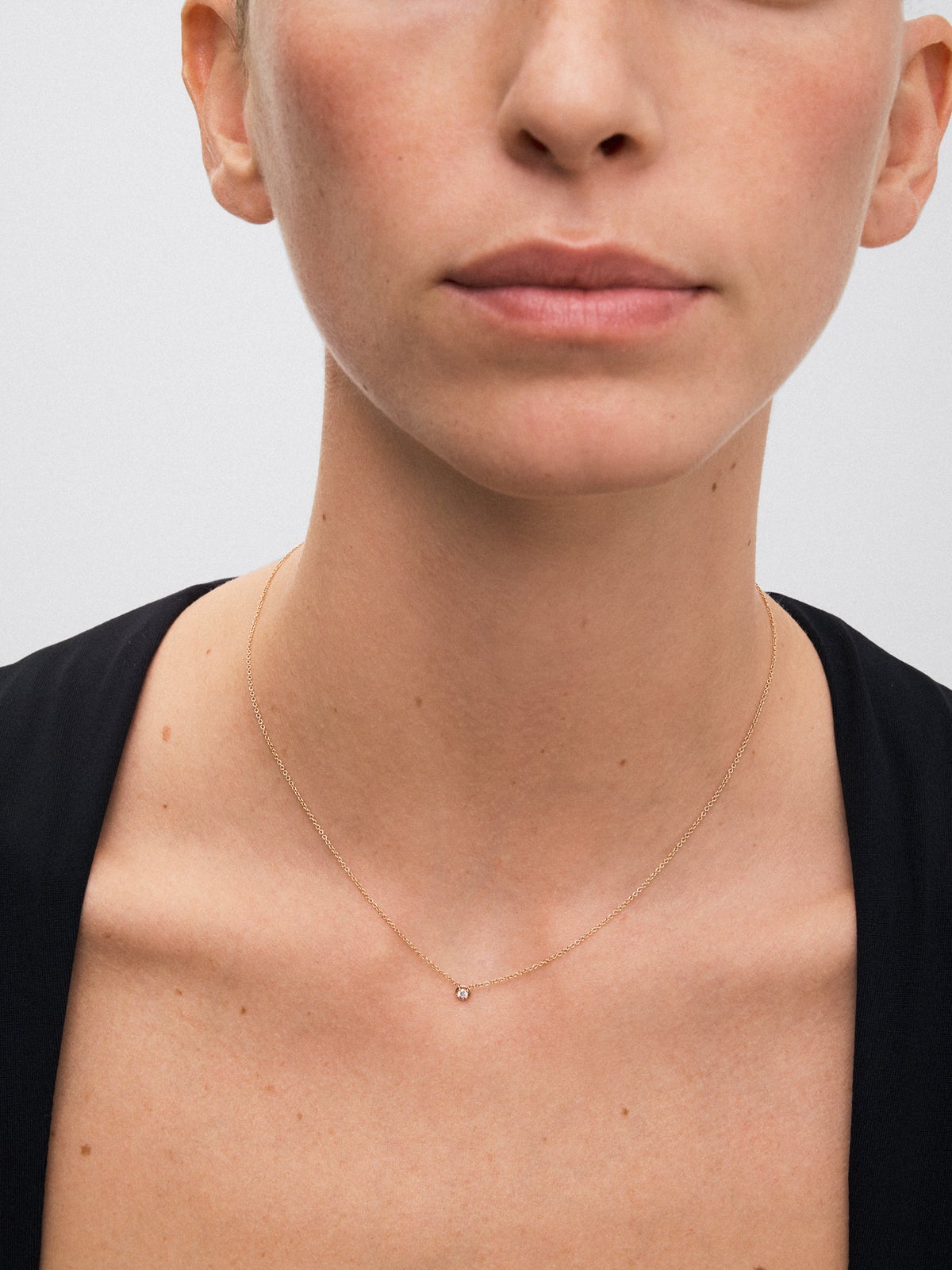 18K rose gold chain pendant with solitary diamond