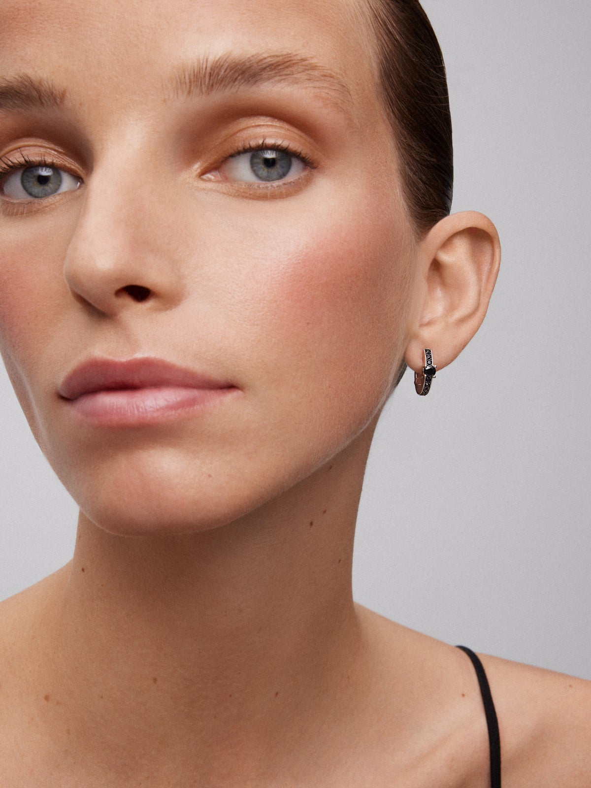 925 silver earrings with 18 brilliant-cut black spinels