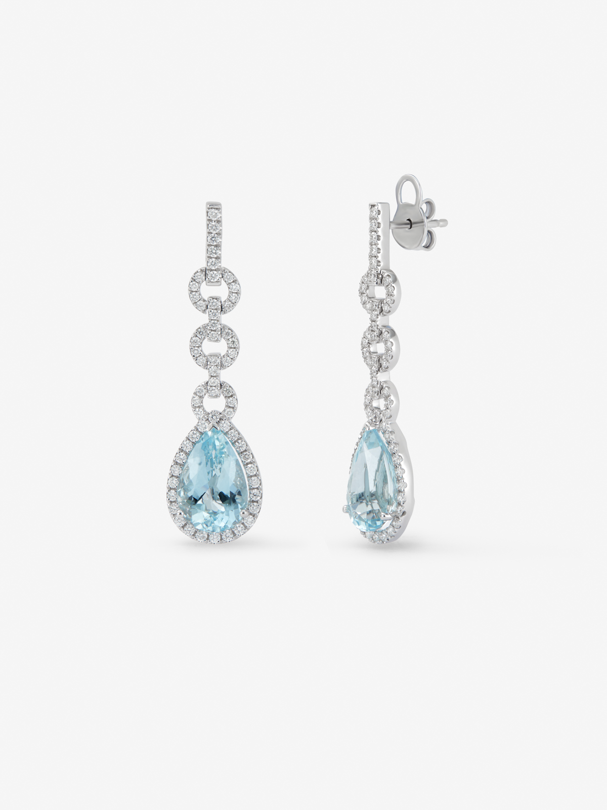 18K white gold earrings with 2 pear-cut aquamarines of 10.05 cts and brilliant-cut diamonds with a total of 0.73 cts