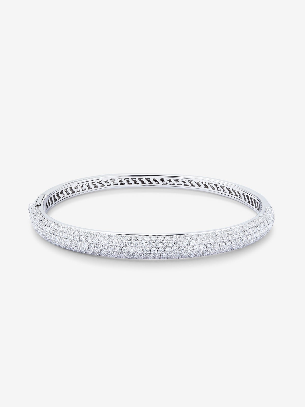 Pulsera rígida de media caña de oro blanco de 18K con pavé de diamantes 