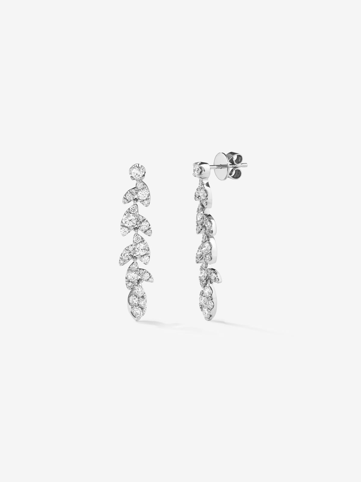 18K white gold earrings with 58 brilliant-cut diamonds with a total of 1.48 cts