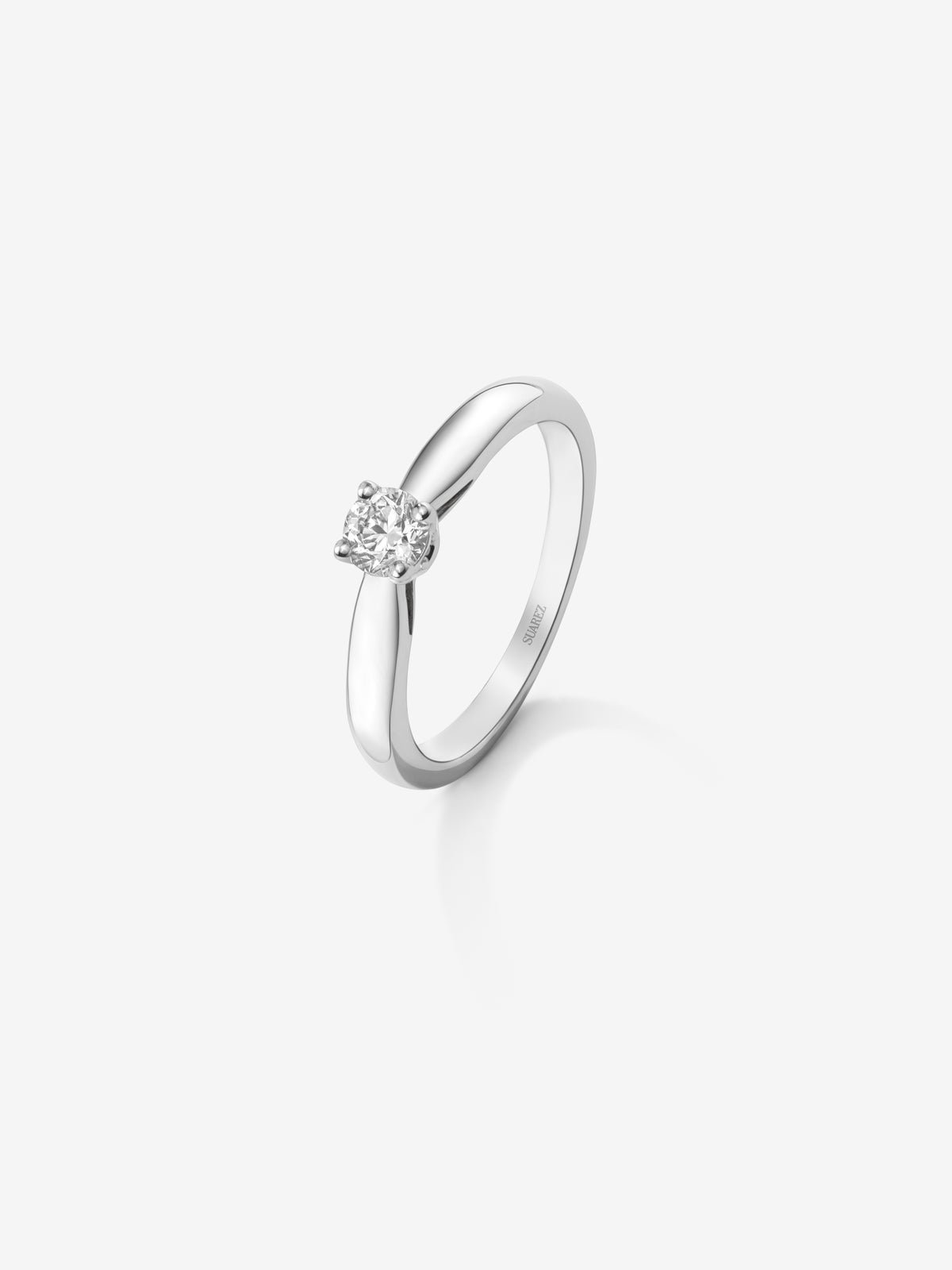 Anillo solitario de oro blanco de 18K con diamante en talla brillante de 0,2 cts