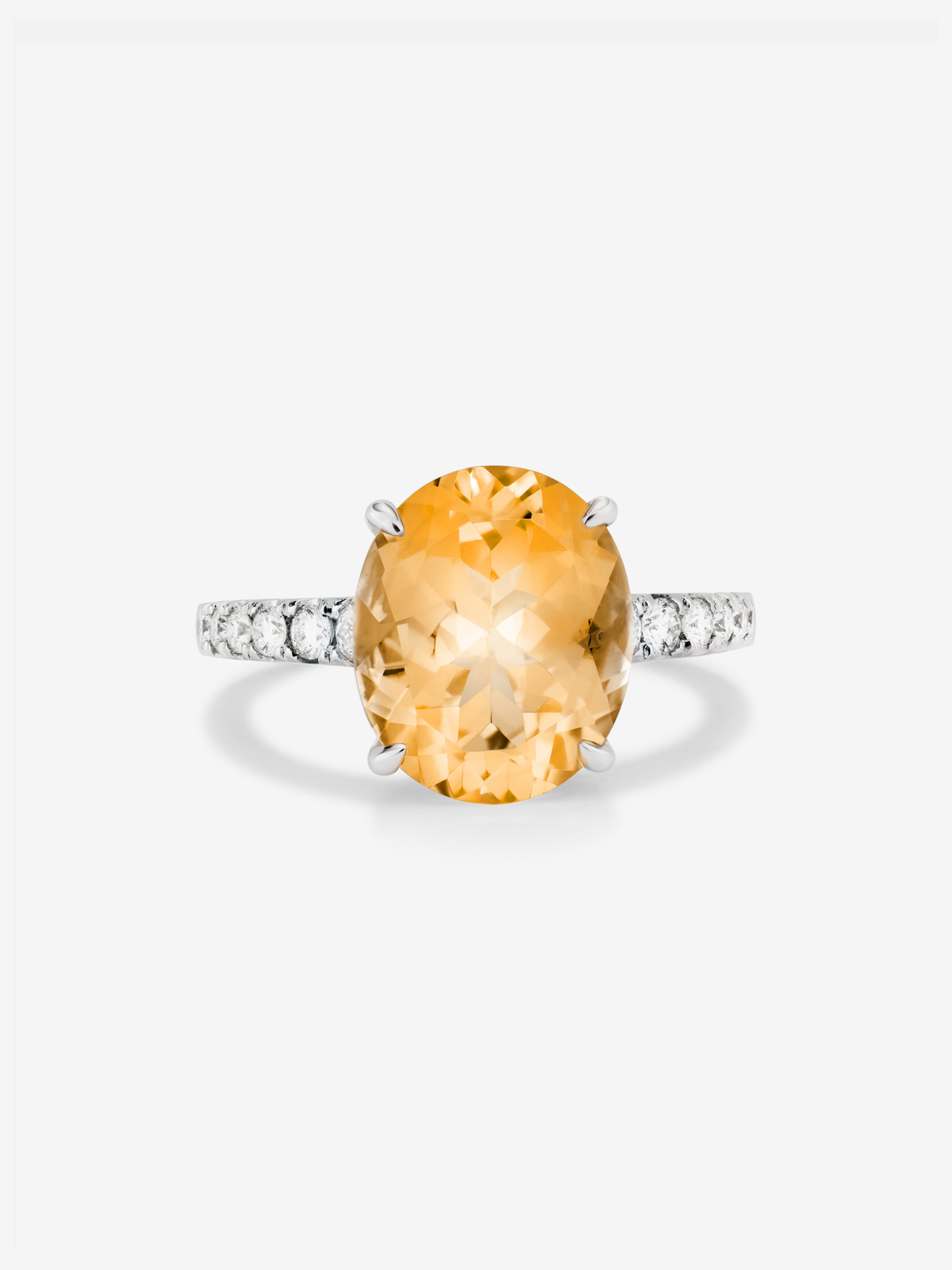 18K white gold solitaire ring with oval-cut citrine quartz of 4.4 cts and brilliant-cut diamonds of 0.29 cts