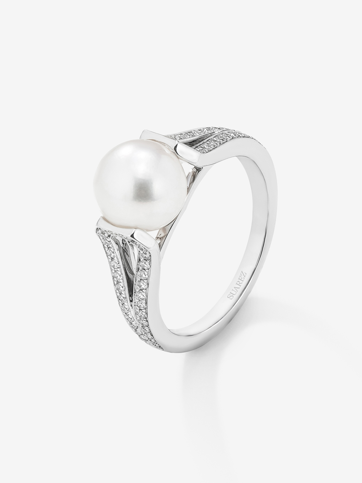18K white gold ring with 8mm akoya pearl and 60 brilliant-cut diamonds with a total of 0.23 cts