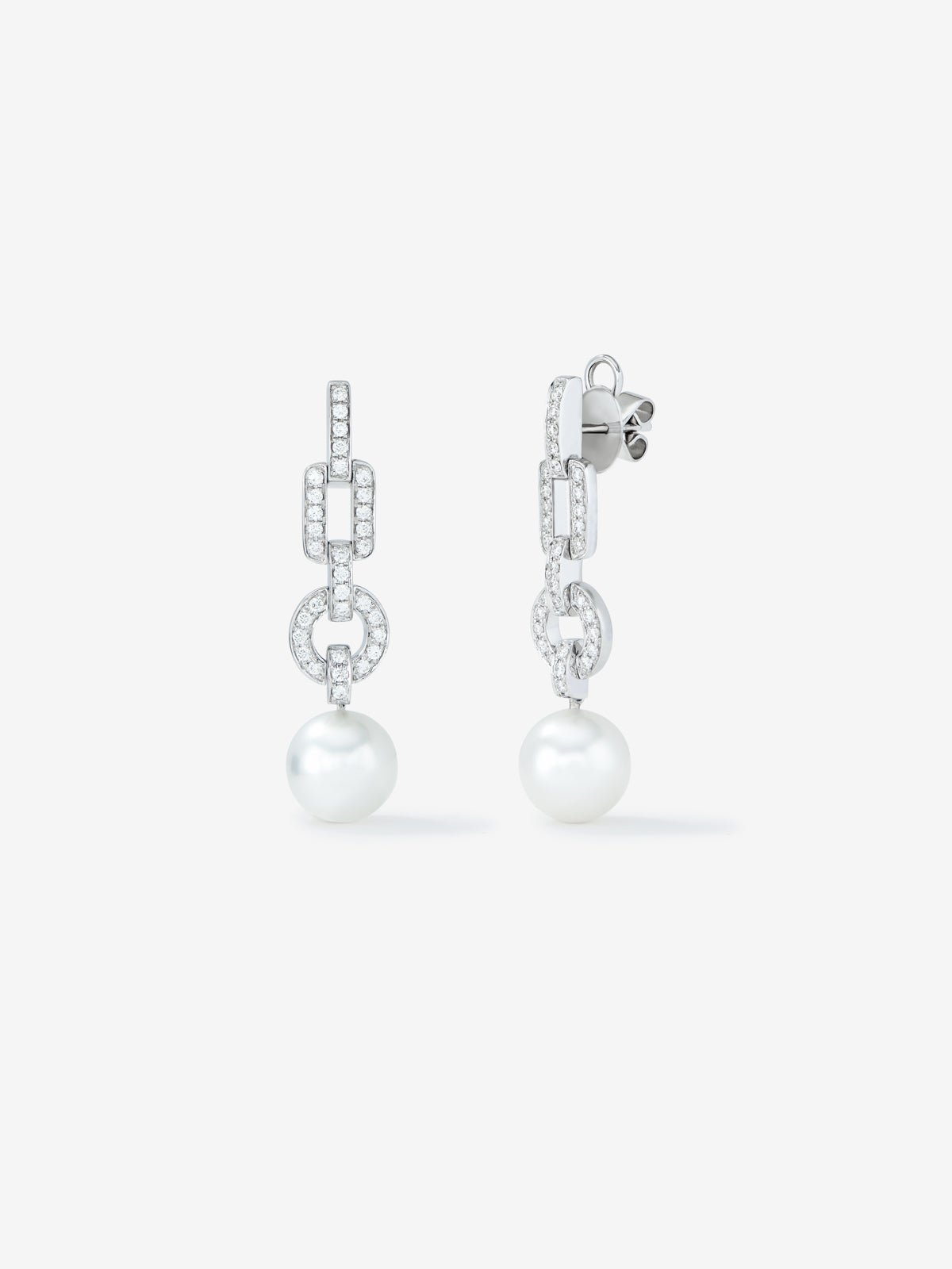 Pendientes de oro blanco de 18K con 2 perlas de 10mm y 64 diamantes en talla brillante con un total de 0,61 cts