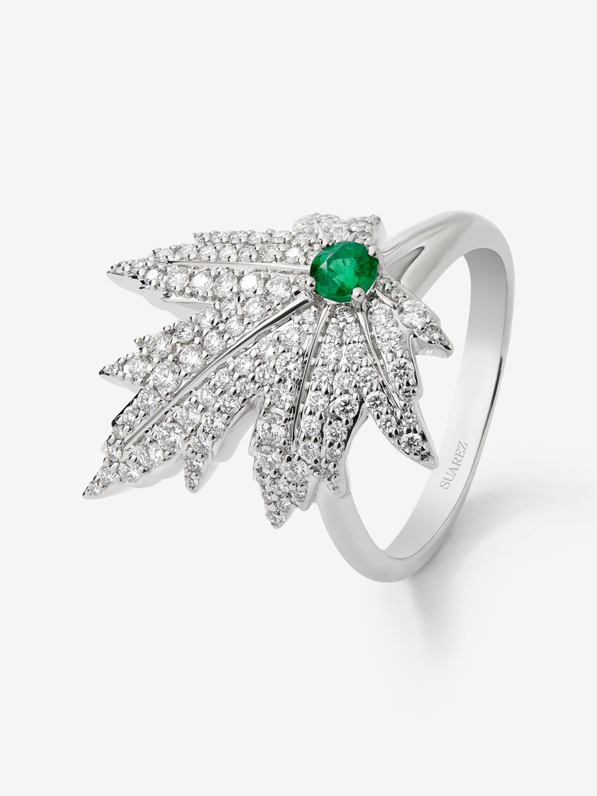 Anillo de oro blanco de 18K con esmeralda central de 0,16 cts, pavé de diamantes y forma de hoja de arce