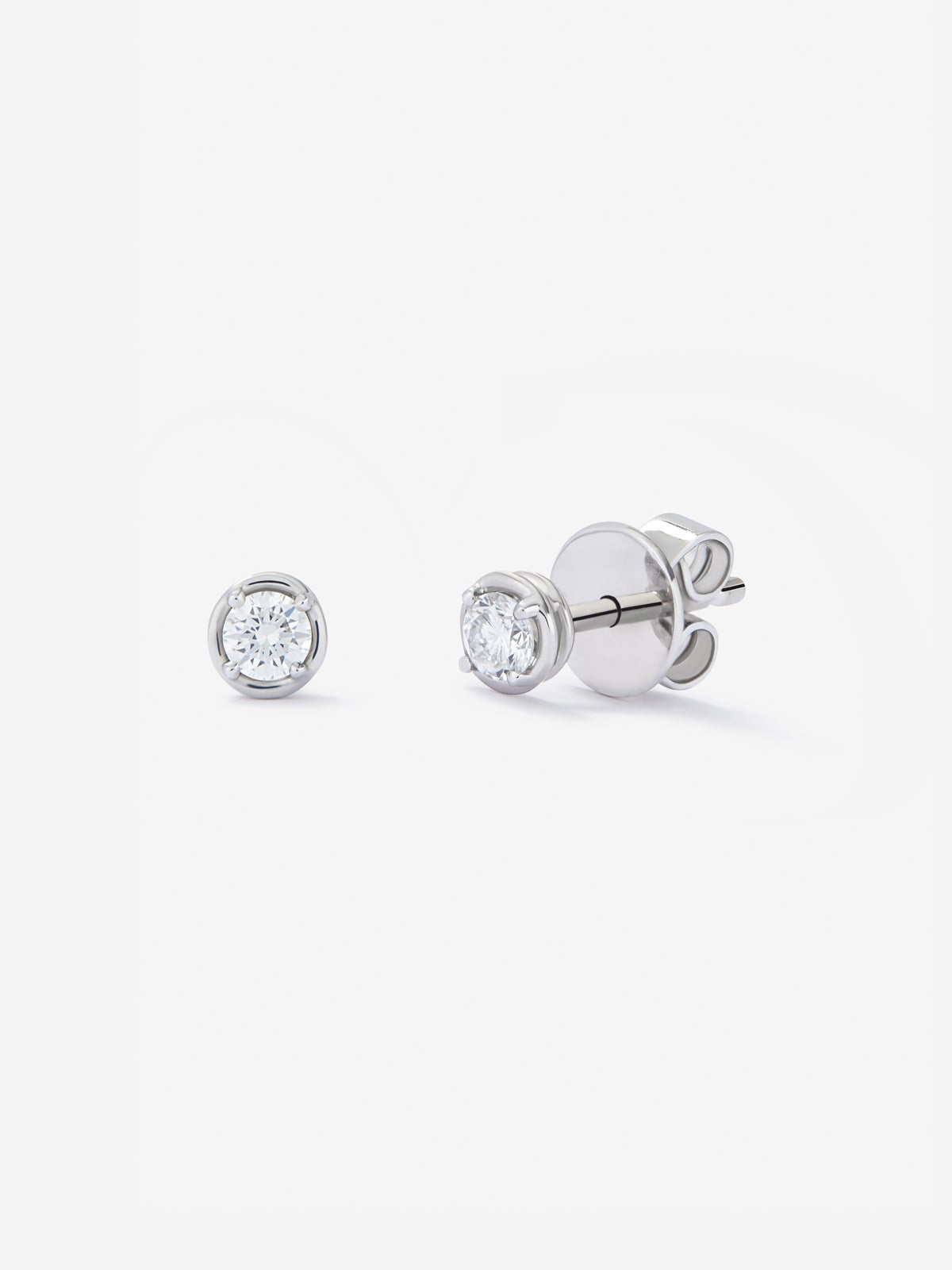 18K white gold earrings with solitary diamond