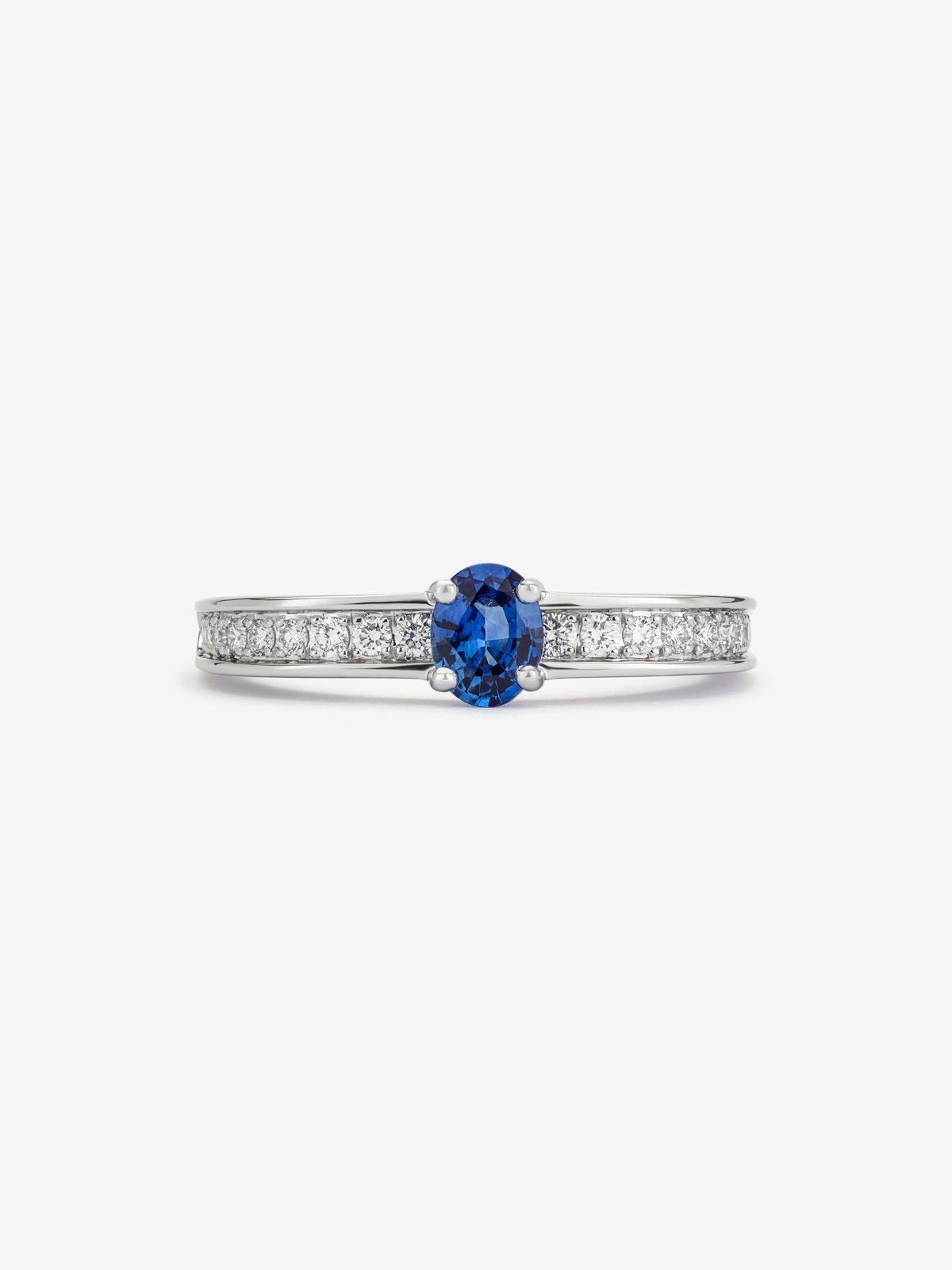 18K white gold ring with oval-cut blue sapphire of 0.47 cts and 22 brilliant-cut diamonds with a total of 0.16 cts