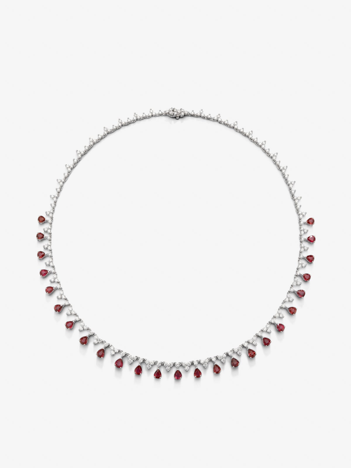 Collar rivière de oro blanco de 18K con rubíes rojos en talla pera de 8,53 cts y diamantes blancos en talla brillante de 7,63 cts