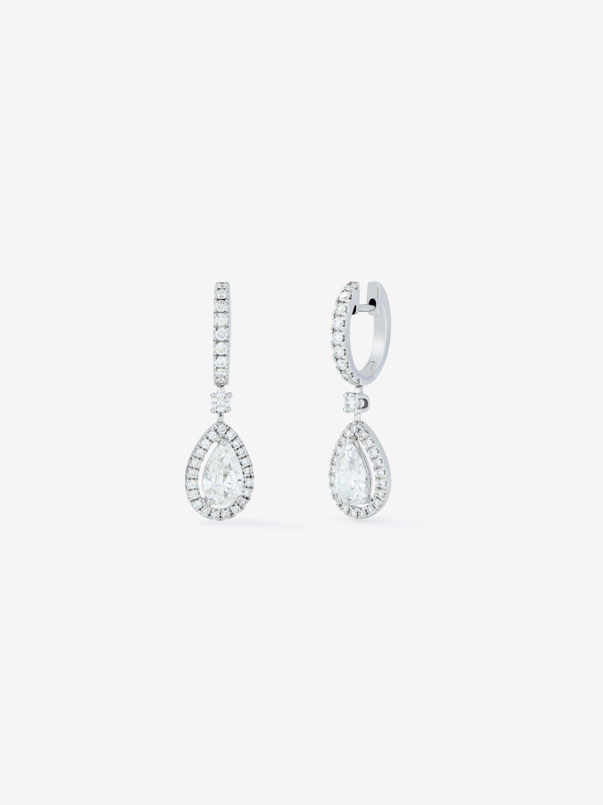 Pendientes de aro de oro blanco de 18K con 48 diamantes en talla brillante con un total de 0,4 cts y 2 diamantes en talla pera con un total de 0,3 cts