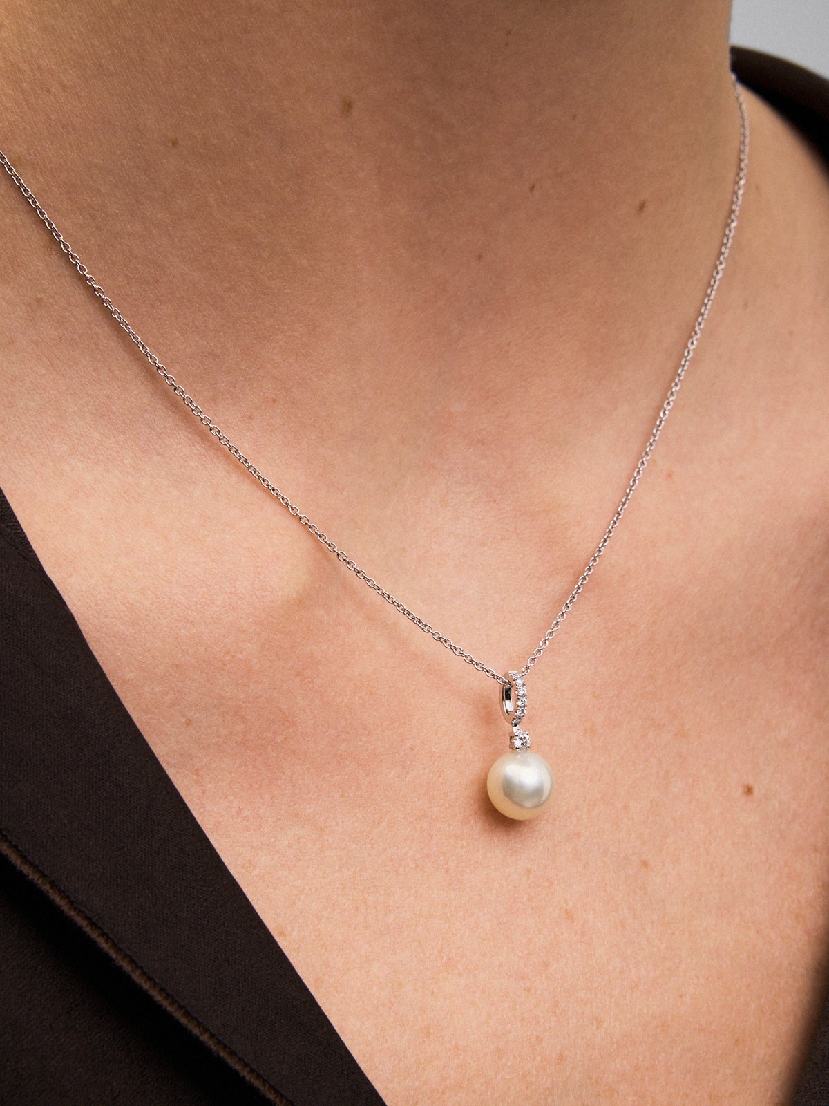 Colgante de cadena de oro blanco de 18k con aro en diamante y perla australiana de 8,5 mm