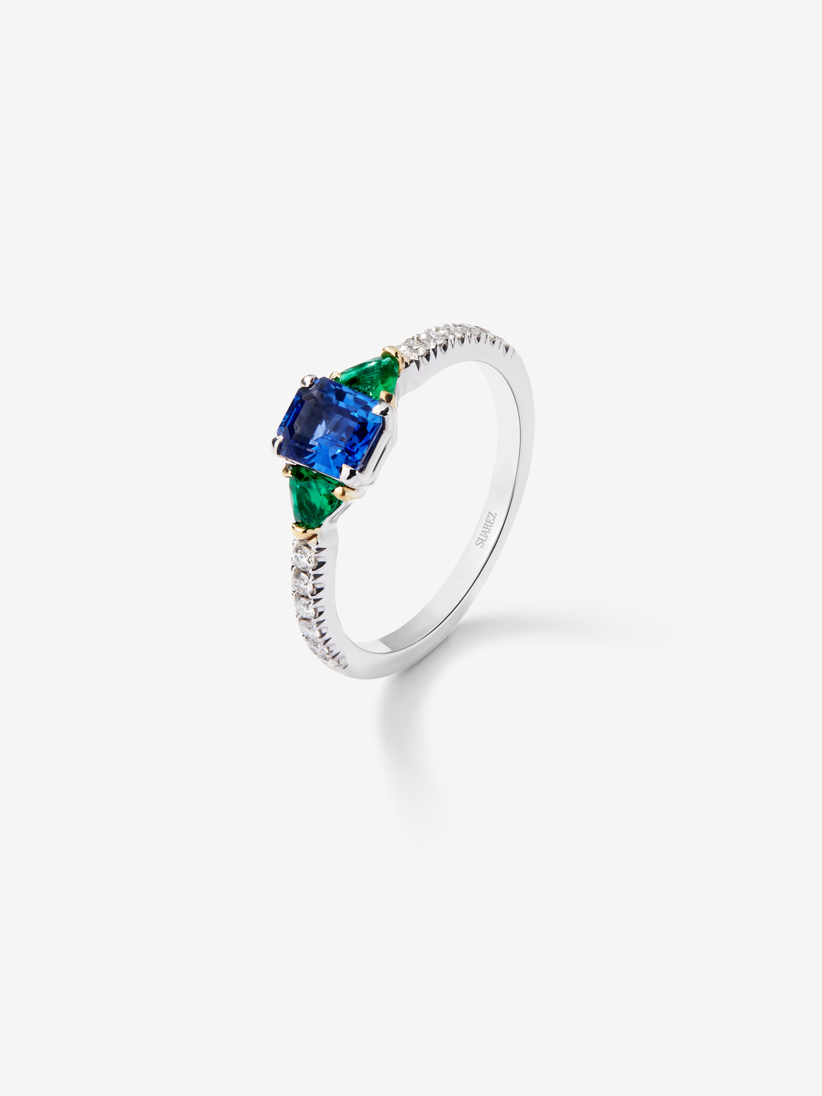 18K white gold ring with blue sapphire in octagonal size of 0.94 cts, green emeralds in 0.22 cts and white diamonds in a bright size of 0.028 cts