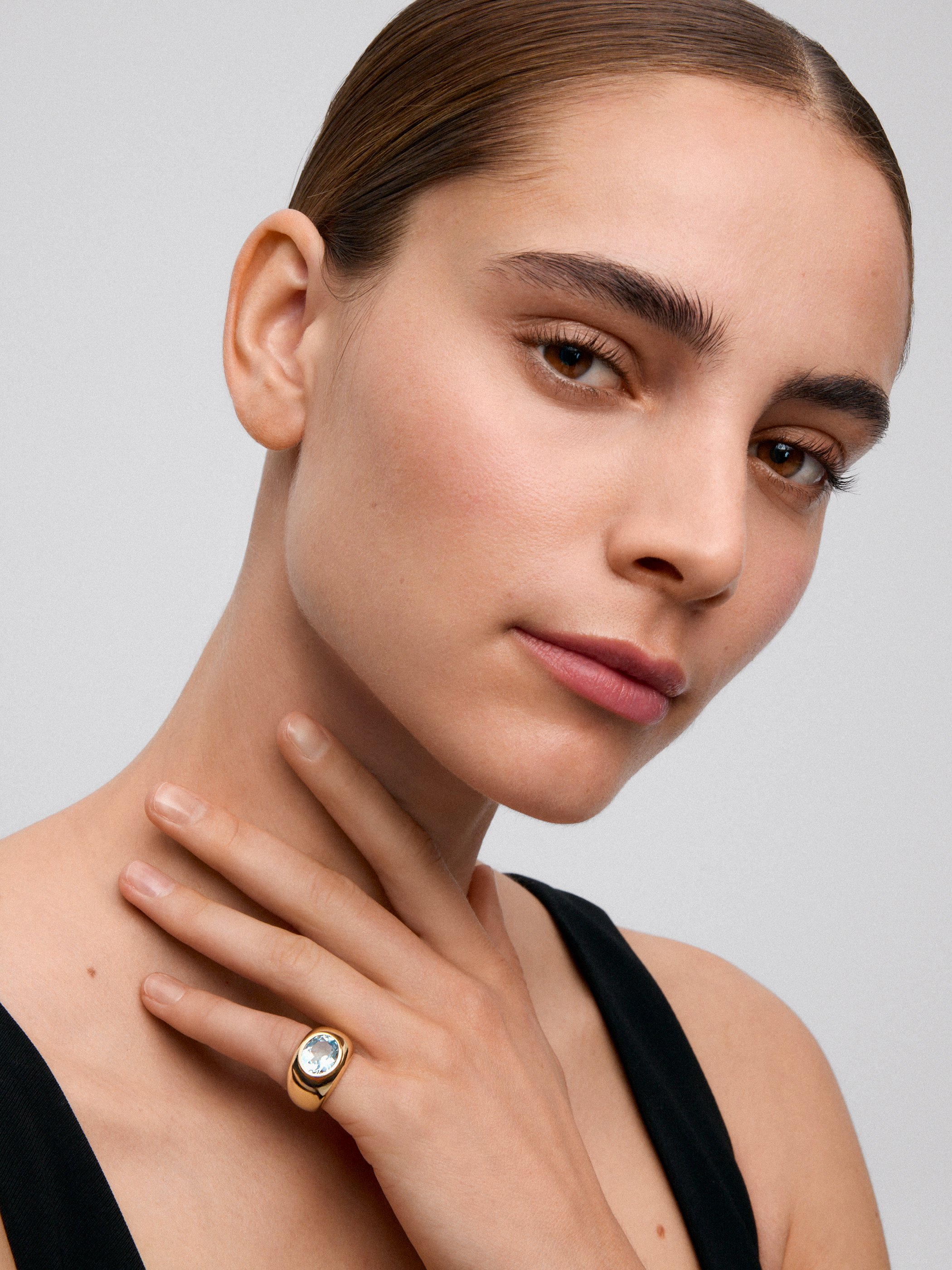 18K yellow gold ring with oval-cut sky blue topaz