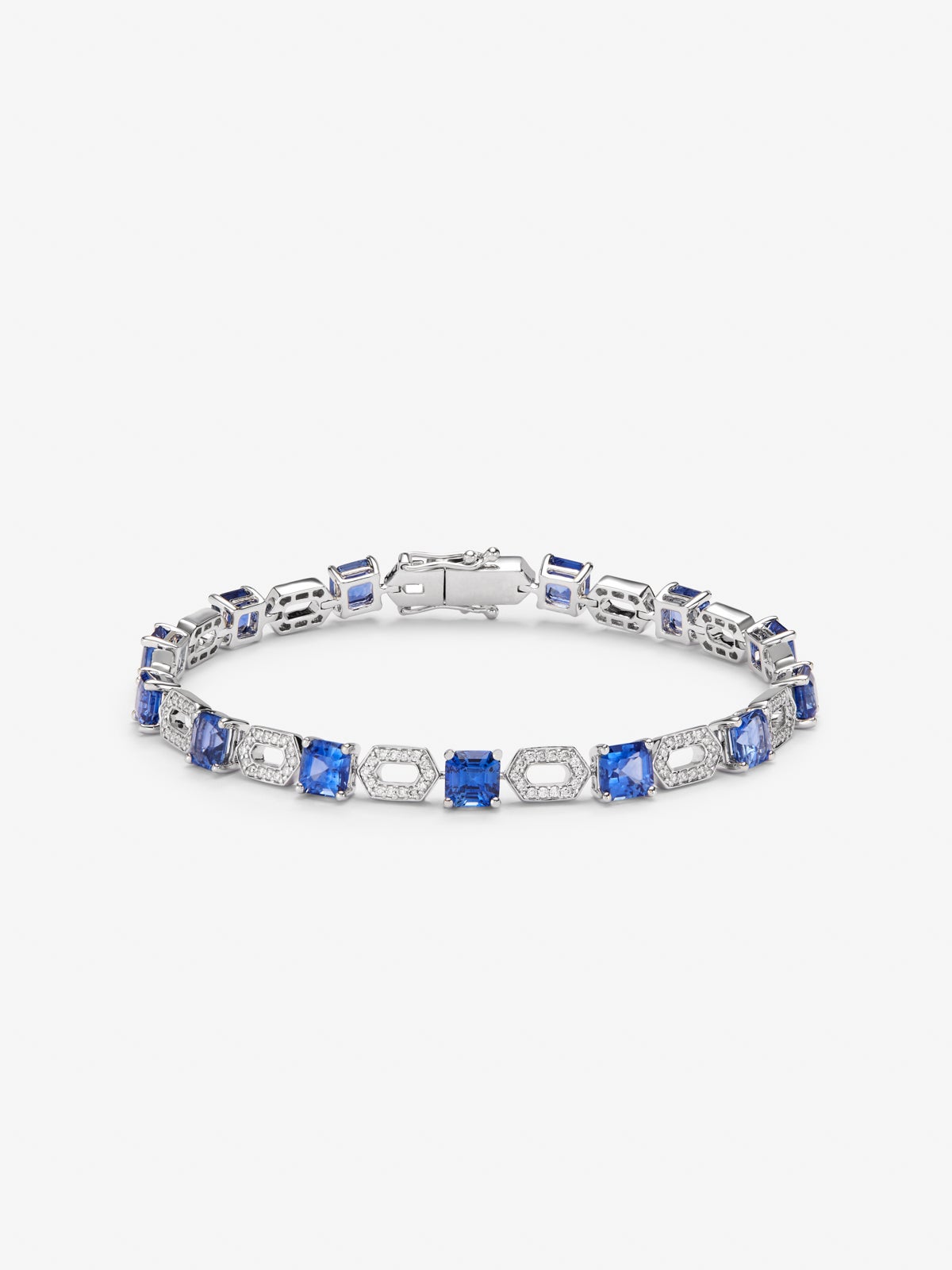 18K White Gold Bracelet with blue sapphiros in octagonal size of 9.37 cts and white diamonds in bright size of 0.69 cts