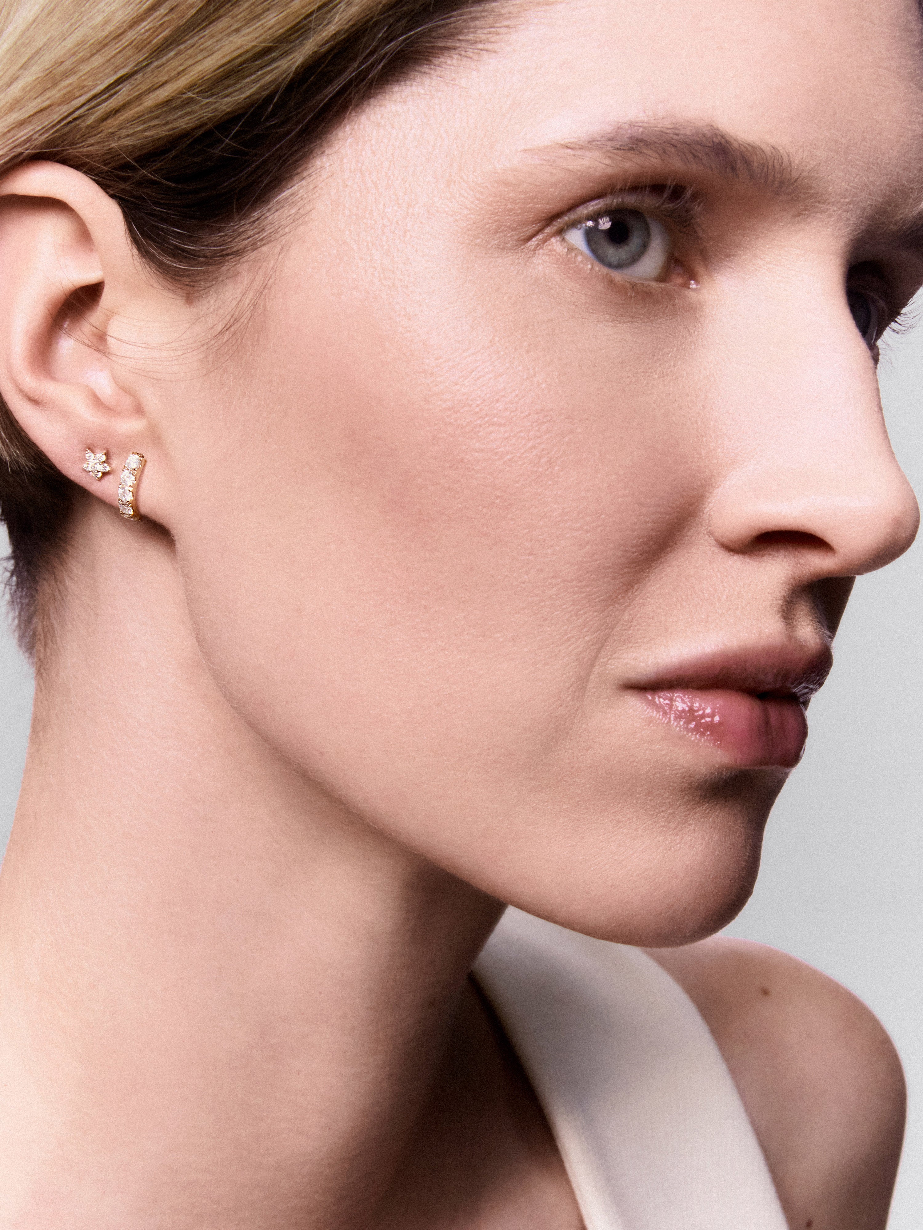 Individual 18K rose gold star earring with diamonds