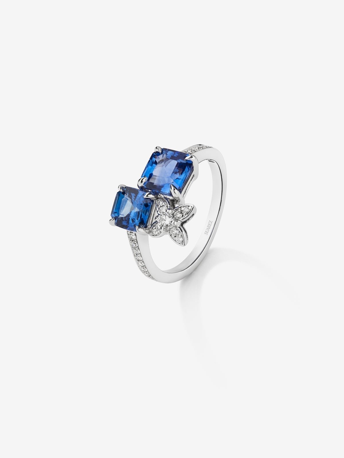 18K white gold ring with 2 octagonal-cut blue sapphires with a total of 1.09 cts and 17 brilliant-cut diamonds with a total of 0.16 cts