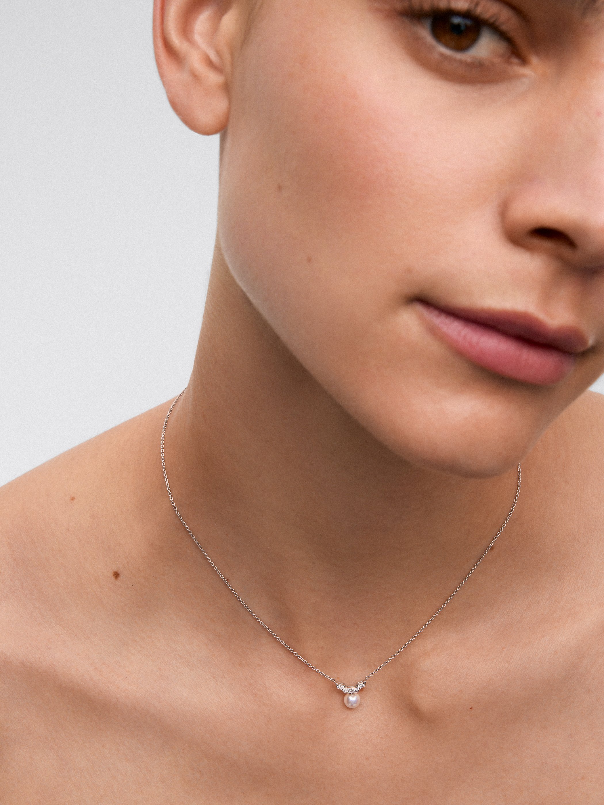 Colgante cadena de oro blanco de 18k con perla Akoya y diamantes