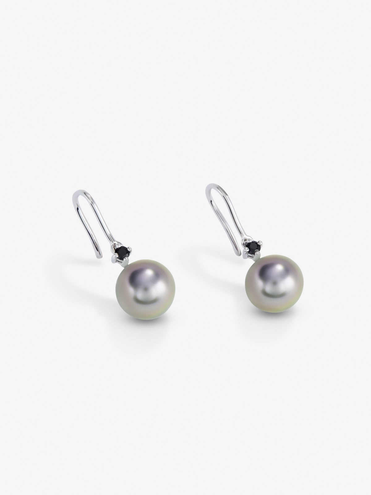 Pendientes de aro de plata 925 con 2 espinelas negras con un total de 0,13 cts y 2 perla de Tahití de 8,5mm