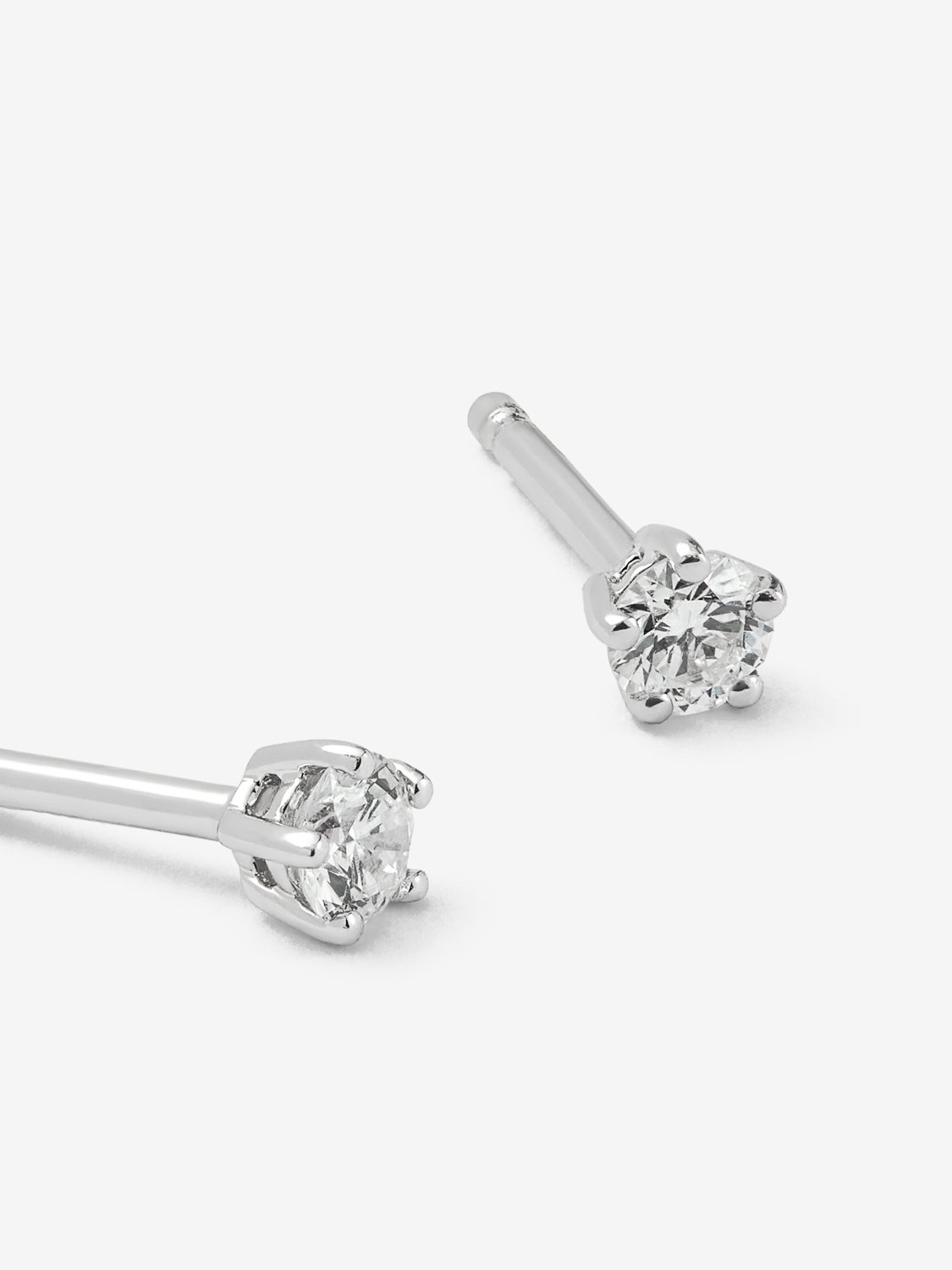 18K white gold earrings with 2 brilliant-cut diamonds with a total of 0.2 cts