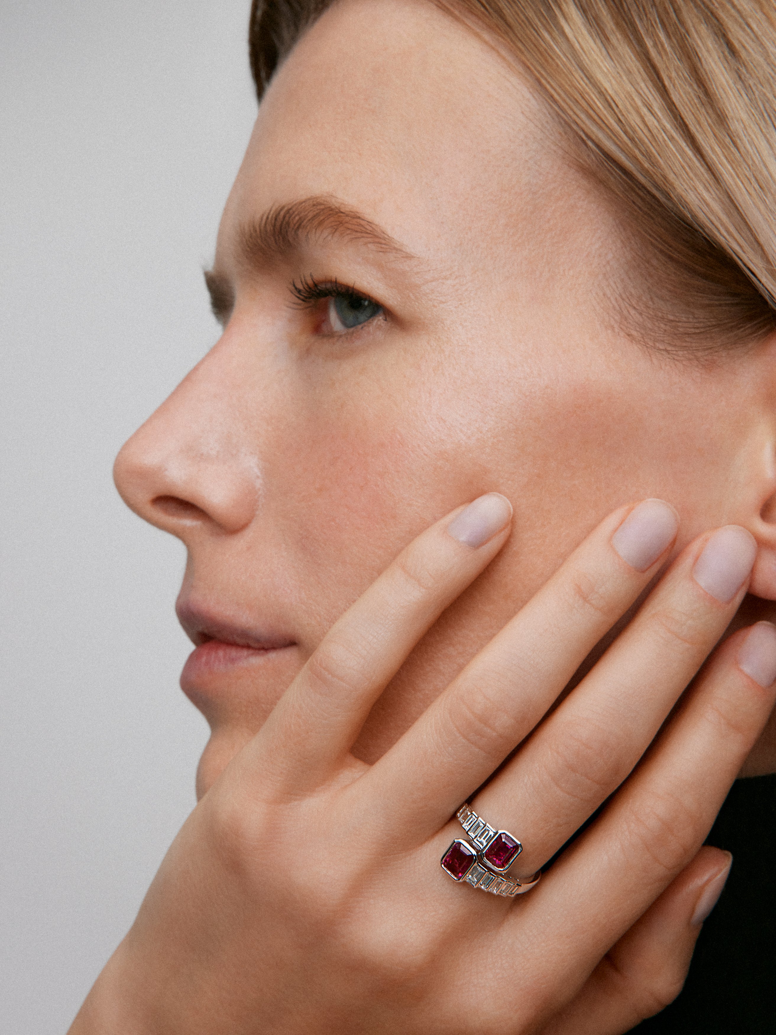 Anillo tú y yo de oro blanco de 18K 2 con rubíes rojos en talla octogonal con un total de 2,06 cts y 10 diamantes en talla baguette con un total de 0,57 cts