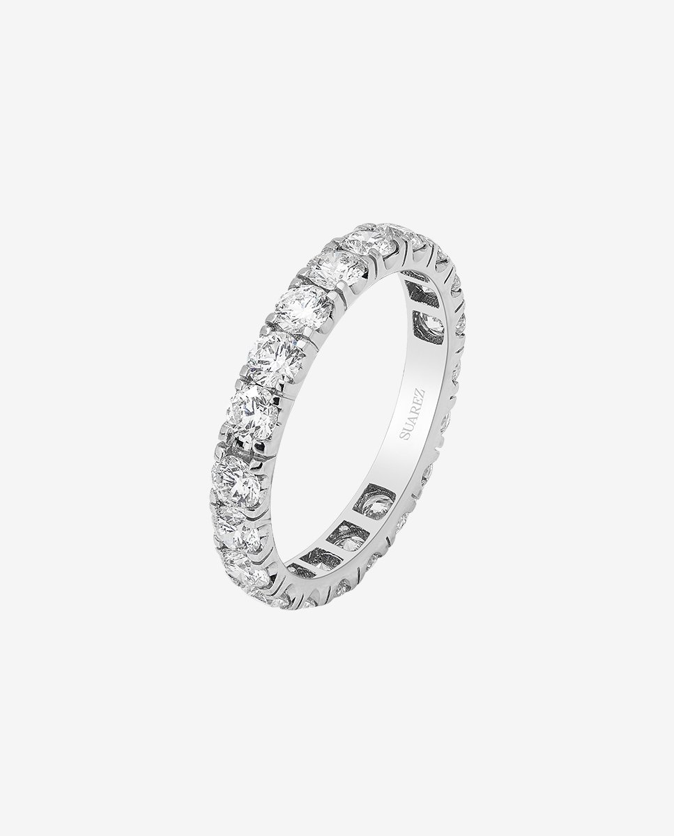 Media alianza de oro blanco de 18K con 9 diamantes en talla brillante con un total de 0,81 cts