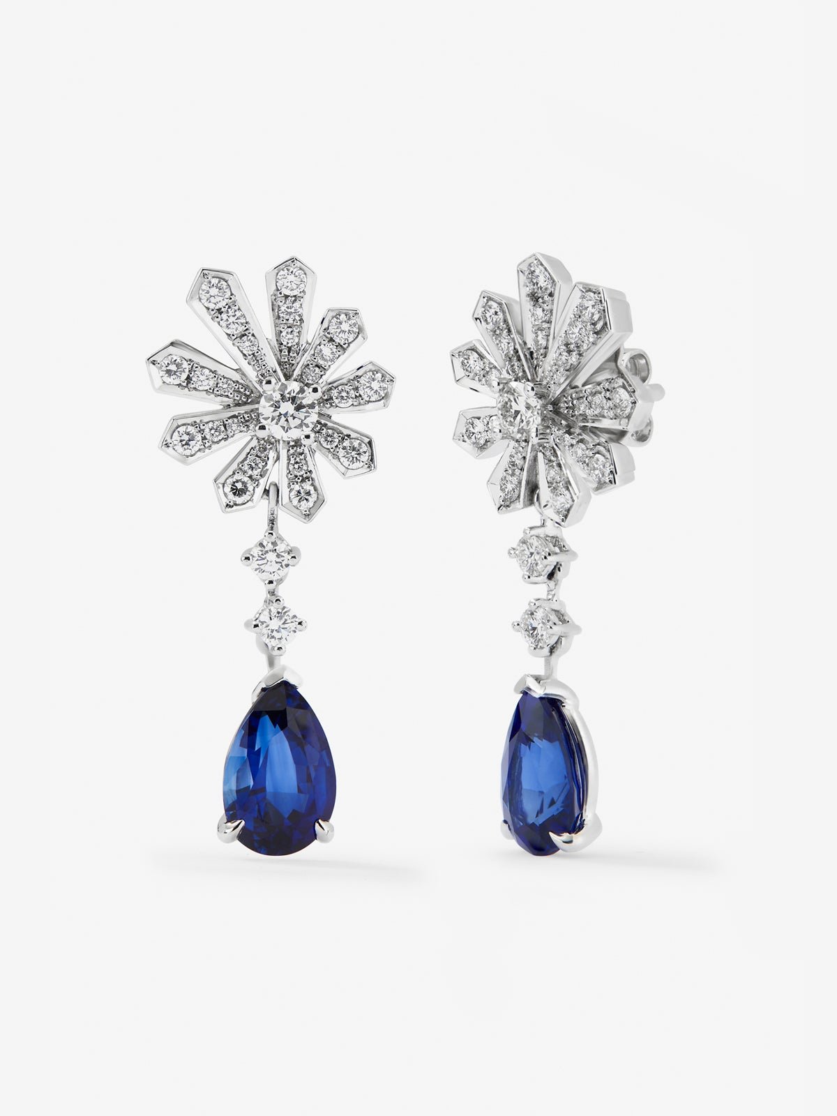 Pendientes de oro blanco de 18K con zafiro azul royal en talla pera de 2,32 cts, zafiro azul en talla pera de 2,15 y diamantes blancos 0,95 cts