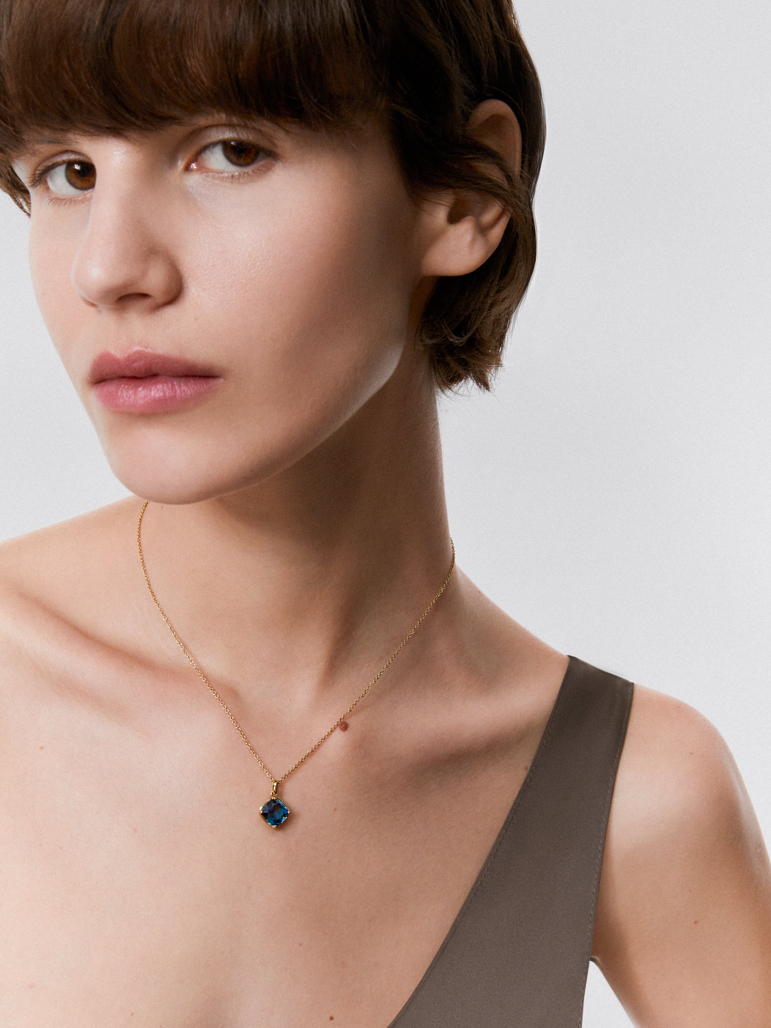 18K yellow gold pendant chain with topaz.