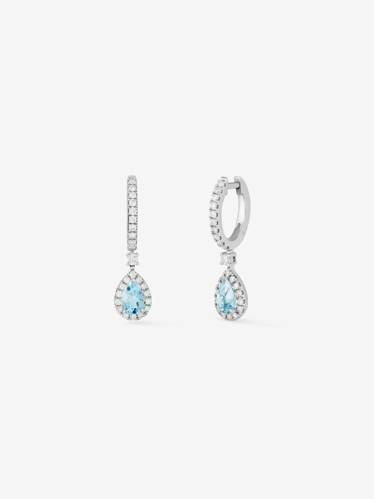 18K white gold earrings with 2 pear-cut aquamarines with a total of 0.72 cts and 50 brilliant-cut diamonds with a total of 0.42 cts