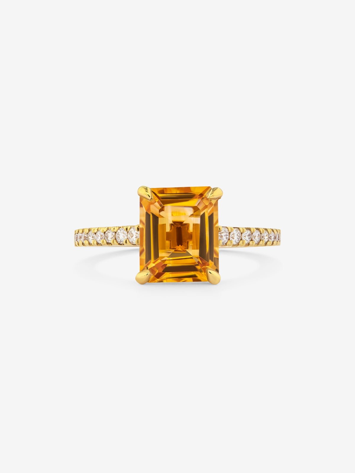 Anillo de oro amarillo de 18K con cuarzo citrino en talla esmeralda de 2,86 cts y 16 diamantes en talla brillante con un total de 0,19 cts