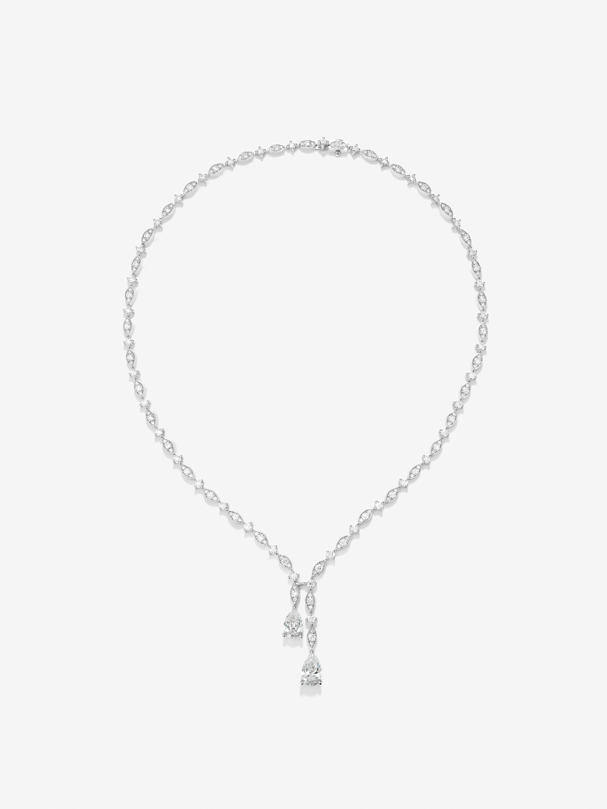 18K white gold necklace with white pear diamonds of 3.51 cts and white diamonds in bright size 6.32cts