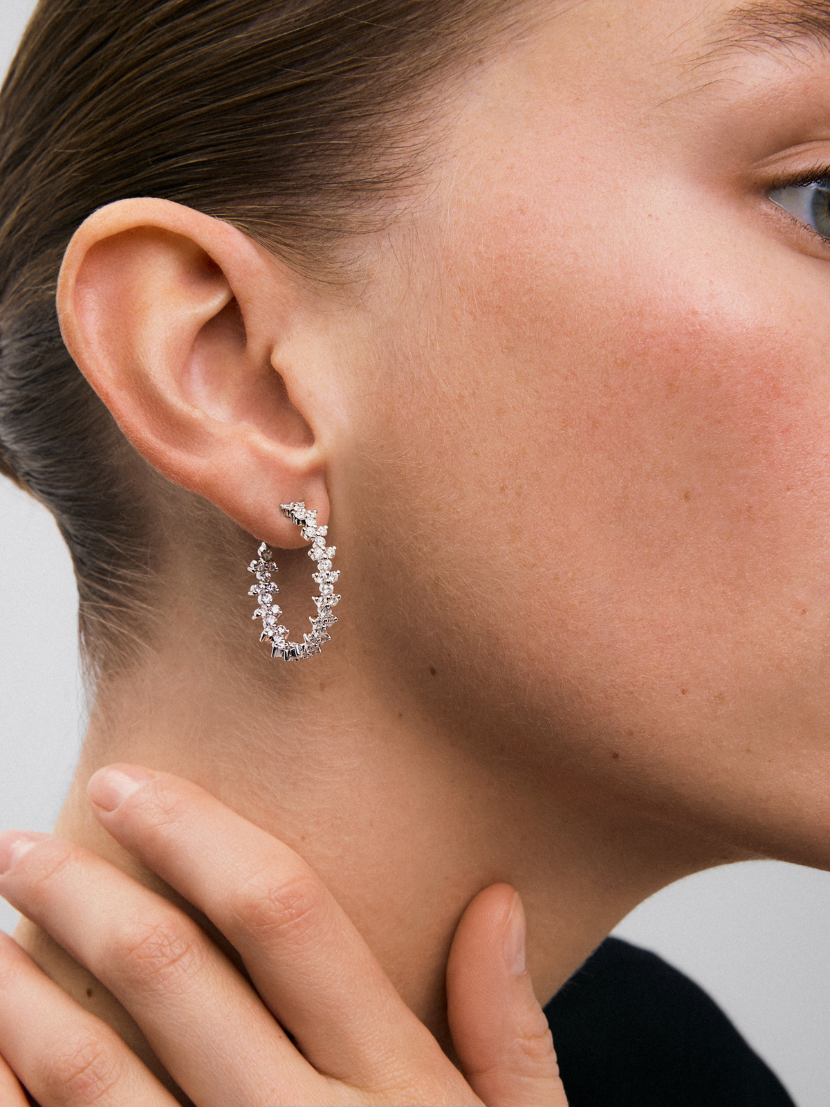 18K white gold hoop earrings with 90 brilliant-cut white diamonds with a total of 2.64 cts