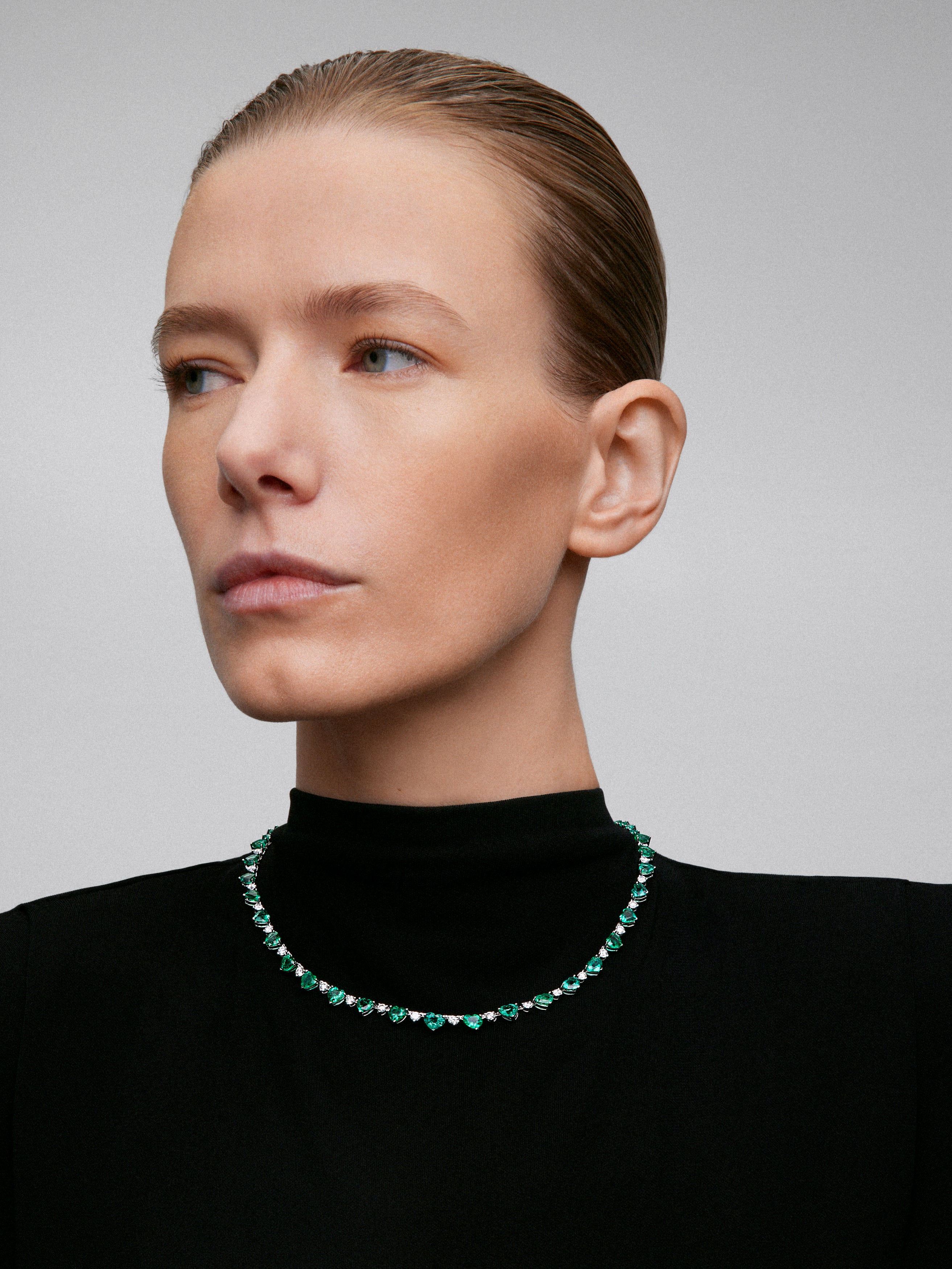 Collar de oro blanco de 18K con esmeraldas verdes en talla corazón y brillante de 19,21 cts y diamantes blancos en talla brillante de 2,71 cts