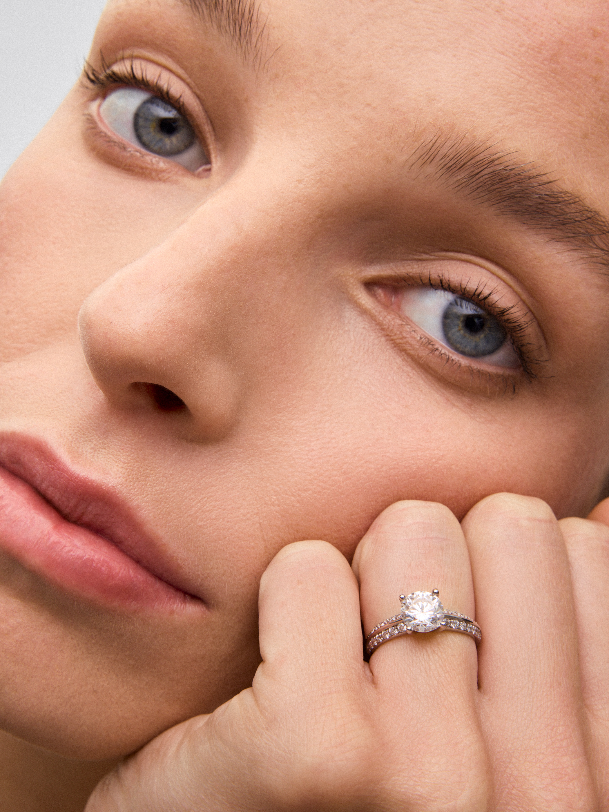 Solitaire ring in 18K white gold with a 1.5-carat central diamond and additional brilliant-cut diamonds totaling 0.33 cts
