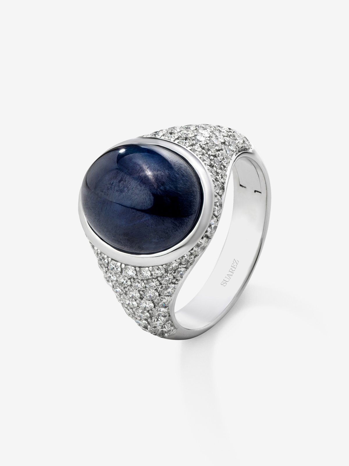 Anillo de oro blanco de 18K con zafiro azul en talla oval de 8,68 cts y 92 diamantes en talla brillante con un total de 1,23 cts