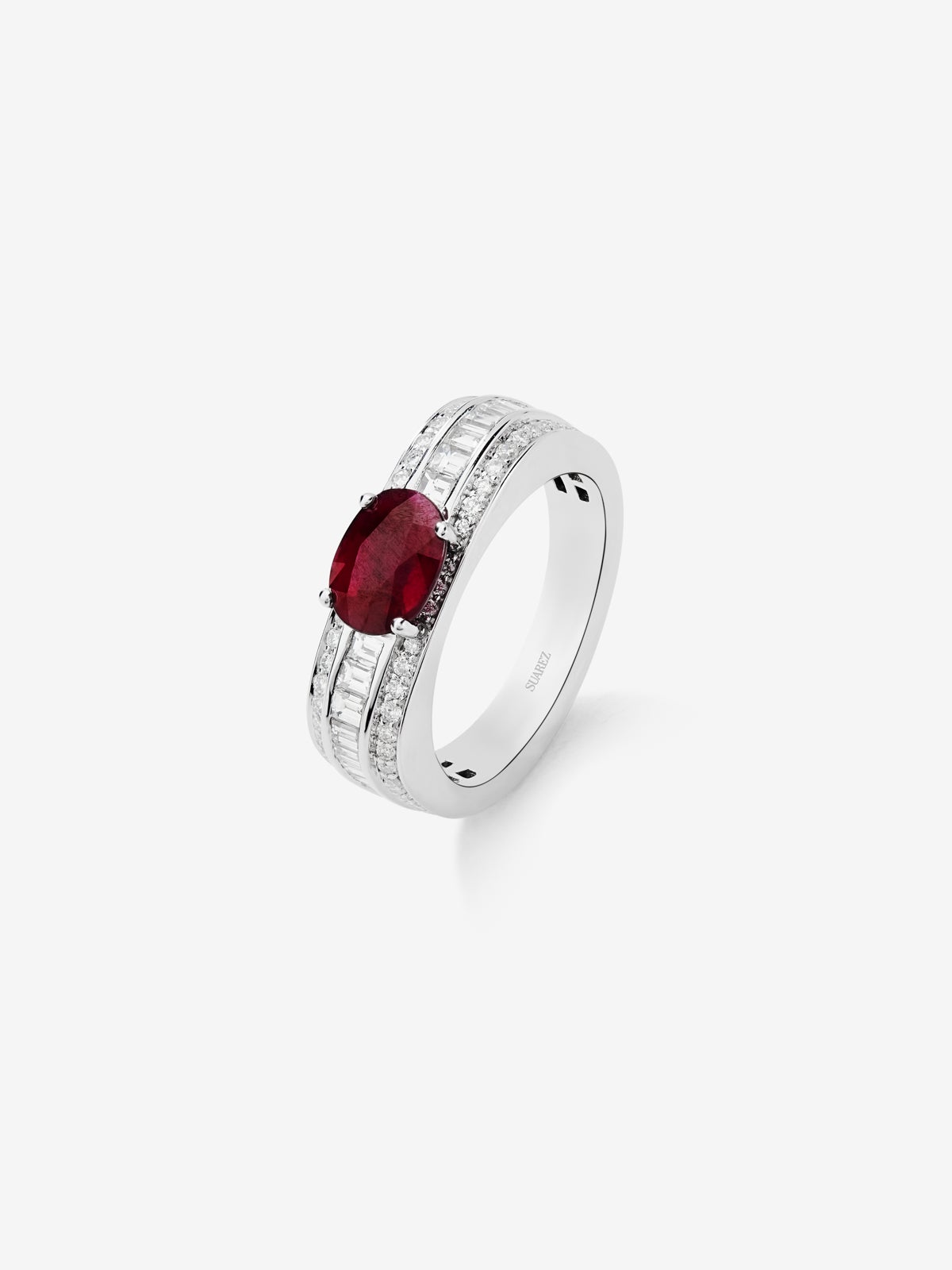 Anillo de oro blanco de 18K con rubí rojo pigeon blood en talla oval de 1,49 cts y 98 diamantes en talla baguette y brillante con un total de 0,81 cts