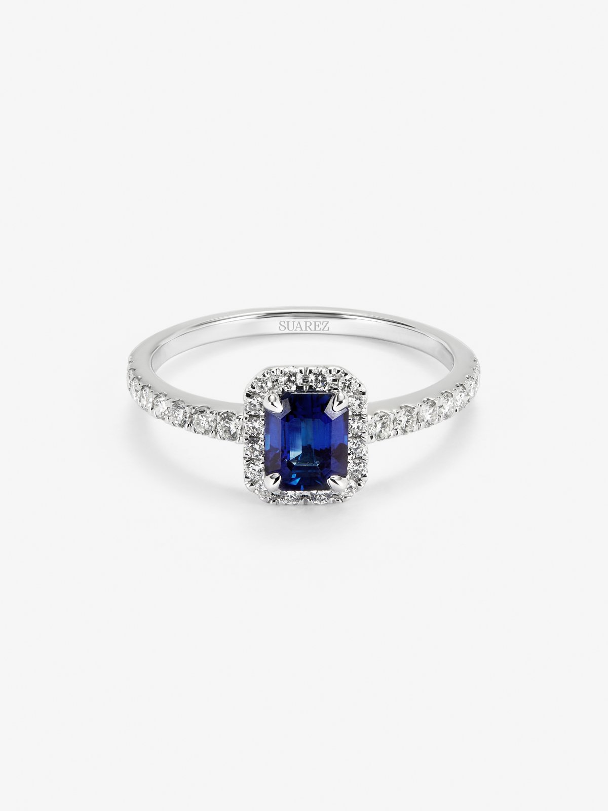 Anillo de oro blanco de 18K con zafiro azul en talla octogonal de 0,91 cts y 30 diamantes en talla brillante con un total de 0,26 cts 