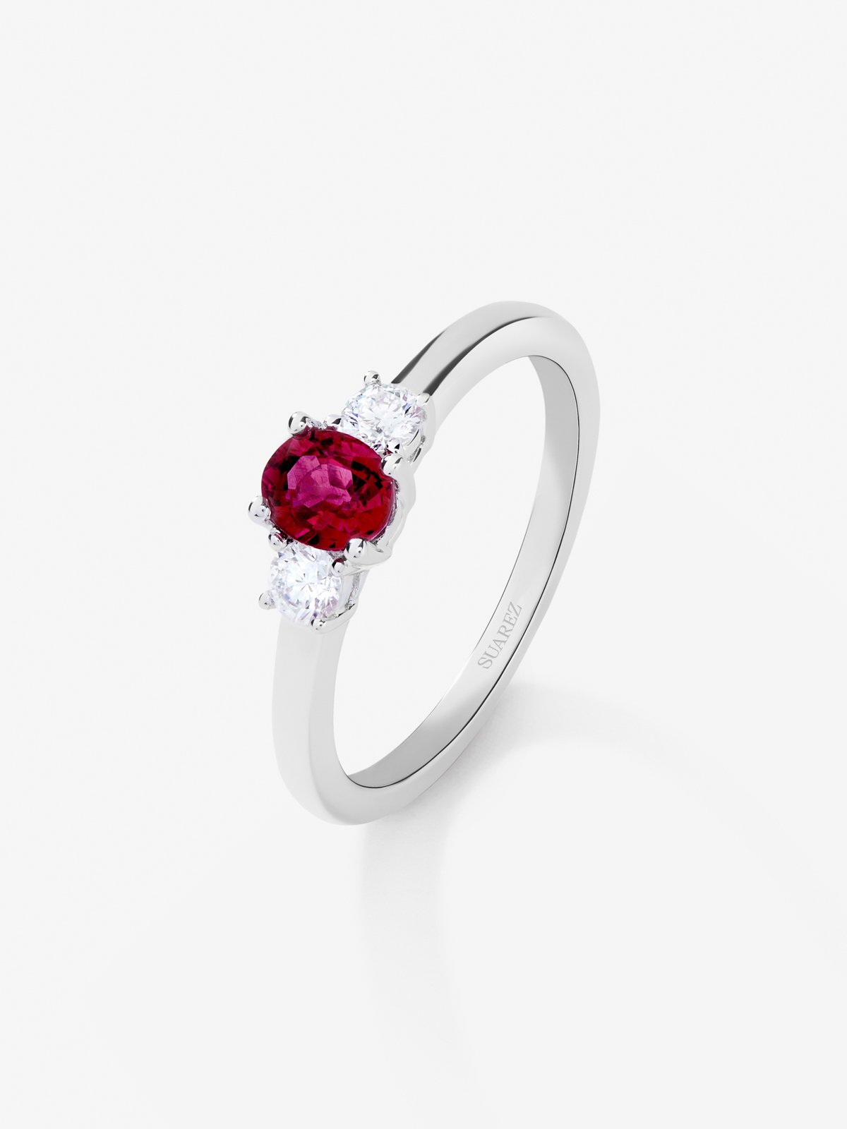 Anillo tipo tresillo de oro blanco de 18K con rubí 0,46 cts y diamantes 0,21 cts