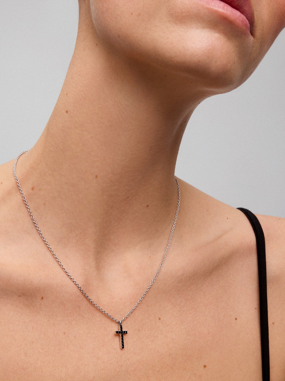 Colgante cadena con cruz fino de plata 925 con espinelas