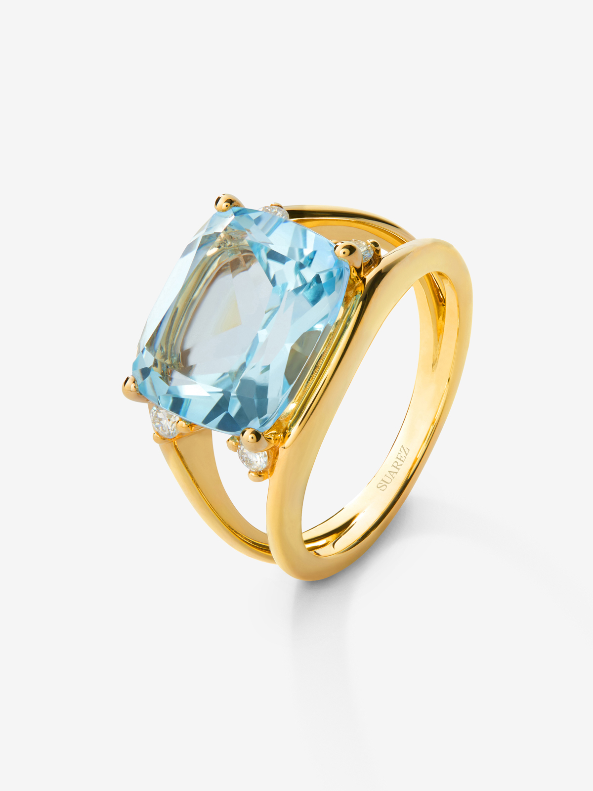 18kt yellow gold ring with diamonds and sky topacios