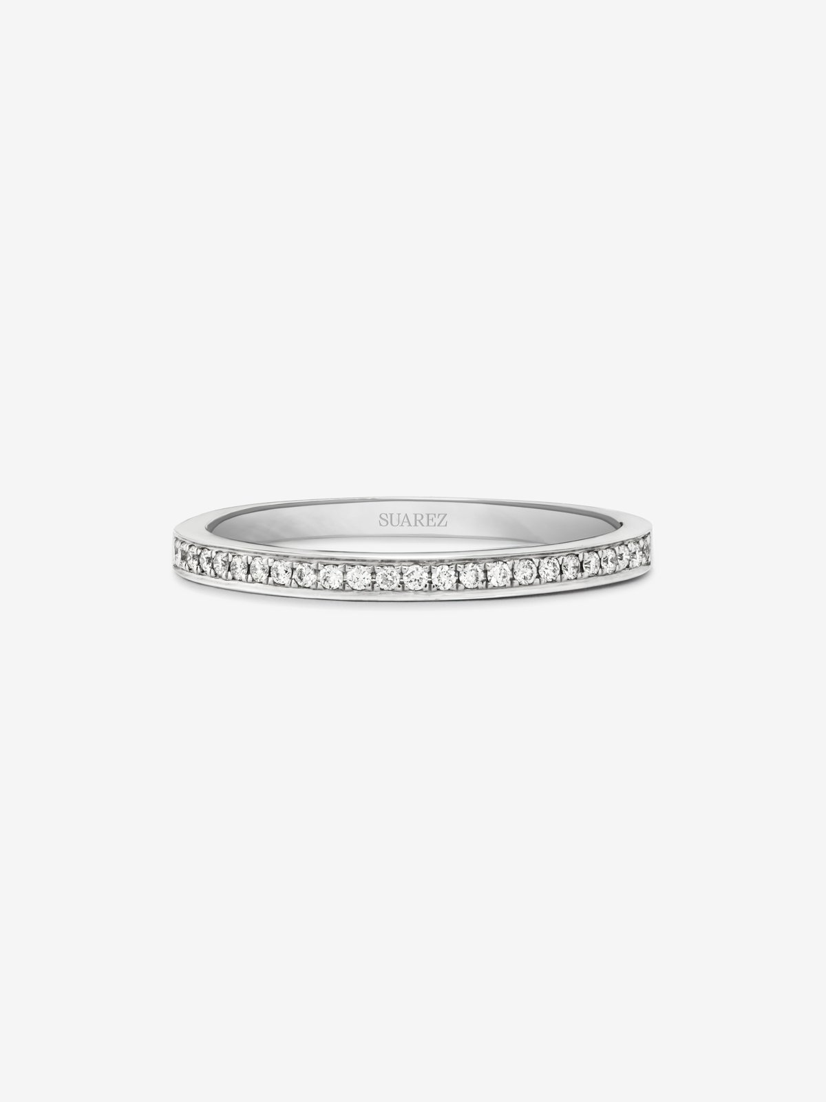 Media alianza de oro blanco de 18K con 24 diamantes en talla brillante con un total de 0,12 cts