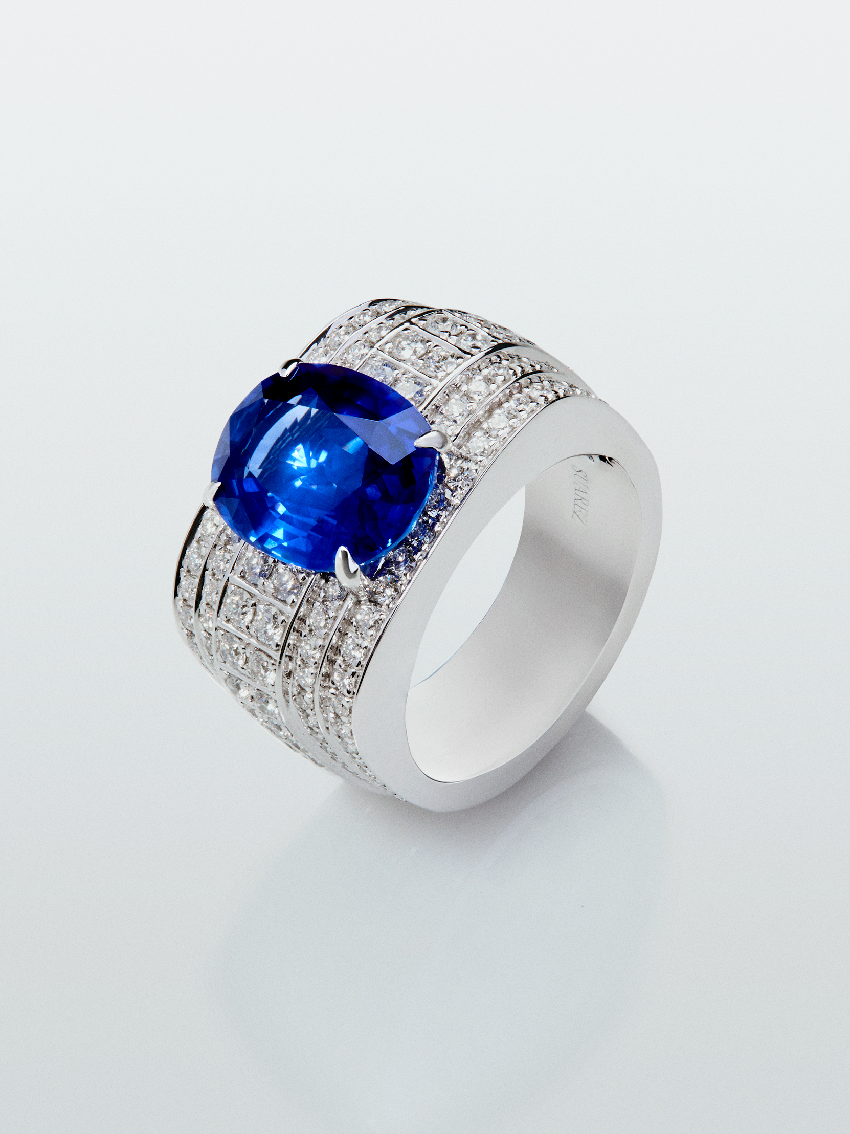 18K white gold ring with oval-cut royal blue sapphire of 5.515 cts and 190 brilliant-cut diamonds with a total of 1.26 cts
