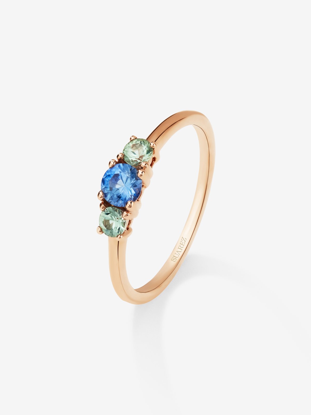 Anillo tresillo de oro rosa de 18K con zafiro azul y 2 zafiros verdes en talla brillante con un total de 0,55 cts